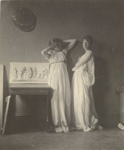 Twee vrouwelijke modellen in klassieke kostuums met Eakins-sculptuur Arcadia door Thomas Eakins